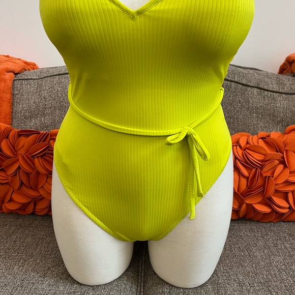 ❣️🆕Old Navy Textured Ribbed Vneck Belted One Piece Swimsuit❣️ - Picture 3 of 7